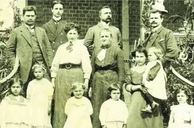 familie_peschke_vor_villa_erna.jpg