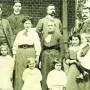 familie_peschke_vor_villa_erna.jpg